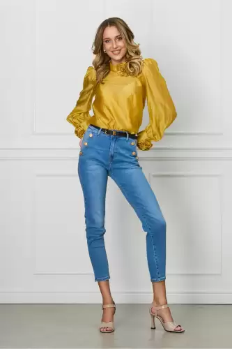 Blugi Mona albastri cu nasturi la buzunare si curea in talie