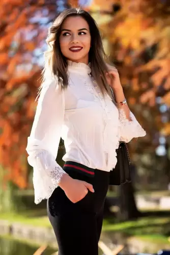 Bluza alba din voal accesorizata cu volanase si dantela