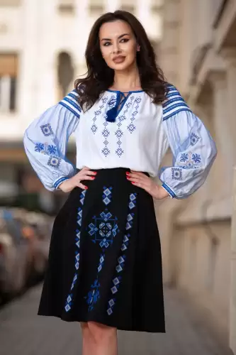 Bluza alba traditionala cu motivul rombului si tulle albastru