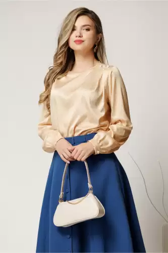 Bluza bej cu buline eleganta din voal satinat cu perle pe umar