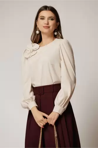 Bluza DY Fashion ivoar cu maneci bufante si floare cu perla la bust