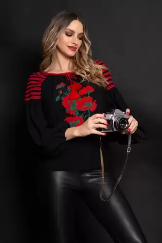 Bluza Effect neagra din vascoza cu broderie florala rosie si maneci bufante