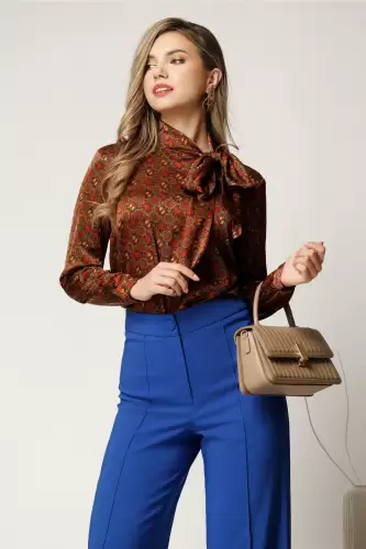 Bluza eleganta maro cu imprimeuri caramizii din satin