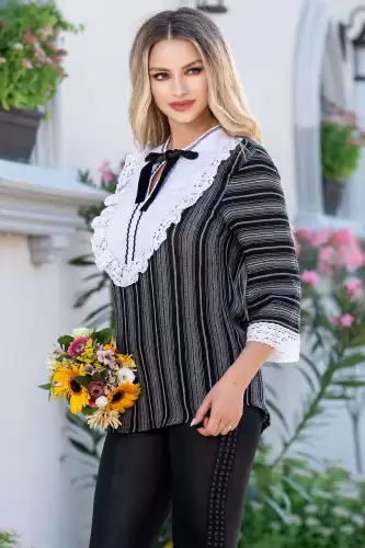 Bluza eleganta neagra Legendaria by Venezia cu dungi cusute si platca alba brodata