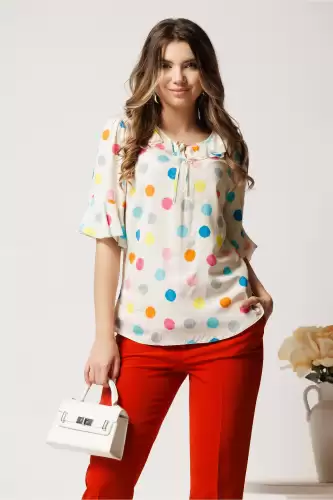 Bluza ivory din viscoza lejera cu buline colorate si volnas la decolteu