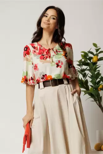 Bluza ivory din viscoza lejera cu flori rosii si volnas la decolteu