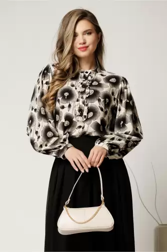 Bluza lejera alba din viscoza cu flori gri si nasturi pe bust