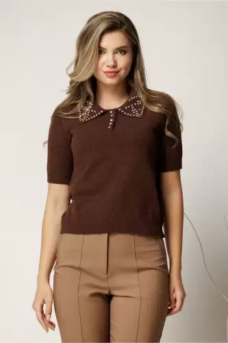 Bluza maro din tricot cu maneci scurte si strasuri pe guler