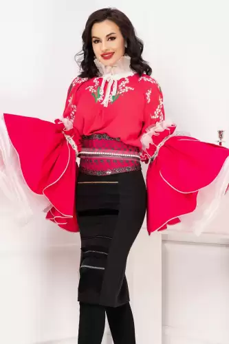 Bluza rafinata ciclam cu maneci tip lalea si flori de margaritar brodate