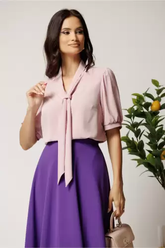 Bluza roz din viscoza lejera cu guler tip cravata