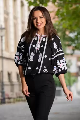 Bluza traditionala neagra din vascoza cu broderie florala