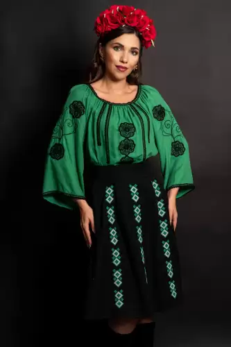 Bluza verde tip ie din vascoza cu broderie traditionala neagra