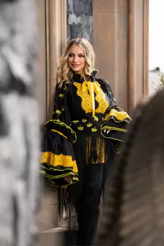 Brau etno brodat cu motivul florii de craita galbena si franjuri