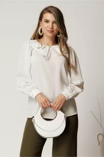 Camasa alba din crep cu guler tip funda si perla