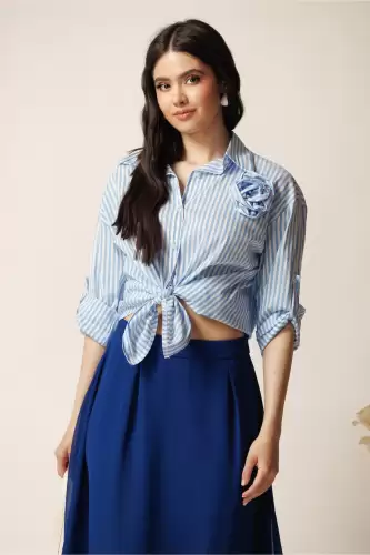 Camasa bleu din bumbac lejera cu dungi si floare detasabila