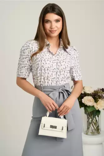 Camasa DY Fashion alba cu flori lila din voal si maneci scurte