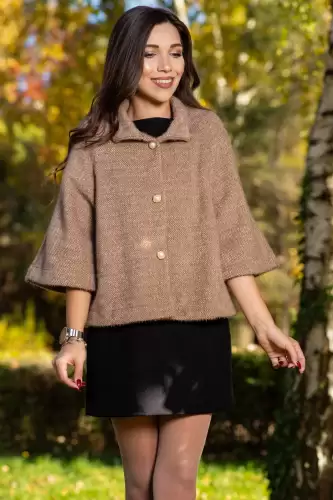 Capa dama eleganta bej cu nasturi tip perla