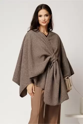 Capa lejera gri din bucle cu inchidere petrecuta