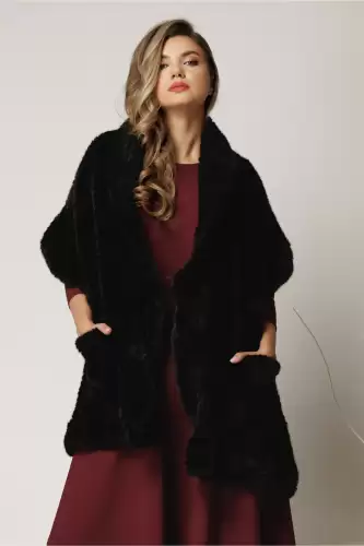 Capa scurta neagra din blana