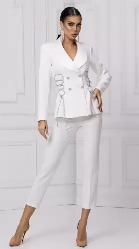 Compleu alb elegant cu detaliu pretios la sacou
