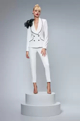 Compleu alb elegant prevazut cu vipusca neagra si floare detasabila