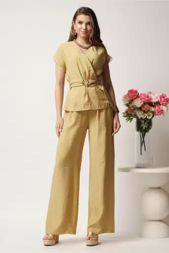 Compleu bej din doua piese cu pantaloni lejeri si bluza cu decolteu si cordon in talie