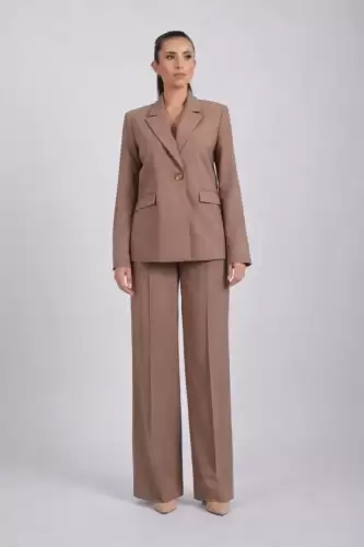 Compleu bej format din doua piese cu pantaloni largi si sacou cu design deosebit