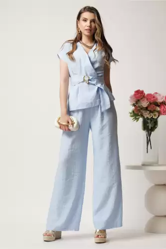 Compleu bleu din doua piese cu pantaloni lejeri si bluza cu decolteu si cordon in talie