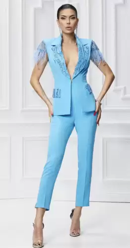 Compleu de ocazie bleu format din doua piese cu sacoul prevazut cu pene si broderie