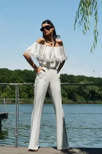 Compleu elegant cu pantalon evazat si buza prevazuta cu volane si broderie