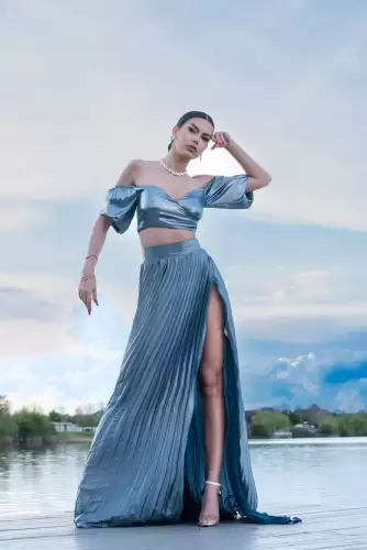 Compleu elegant format din doua piese cu fusta lunga plisata si corset pe umeri de culoare gri-bleu