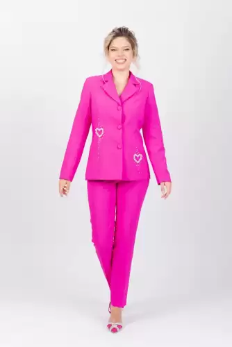 Compleu elegant format din doua piese cu pantaloni conici si sacou cambrat accesorizat cu detalii pretioase