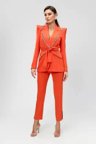 Compleu elegant format din pantaloni conici cu talie inalta si sacou accesorizat cu detalii pretioase si cordon detasabil