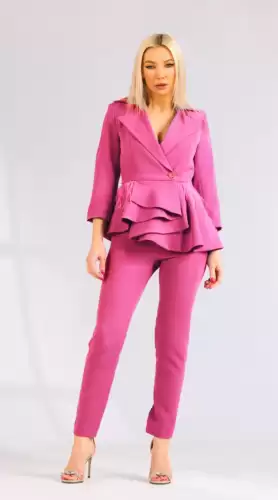 Compleu elegant fucsia format din doua piese sacou prevazut cu volane si pene si pantaloni conici
