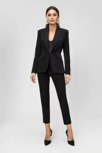 Compleu elegant negru format din pantaloni cu talie inalta si sacou cambrat