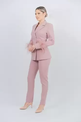 Compleu elegant roz prafuit compus din sacou accesorizat cu strasuri si pene si pantaloni lungi conici