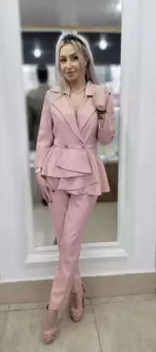 Compleu elegant roz prafuit format din doua piese sacou prevazut cu volane si pene si pantaloni conici