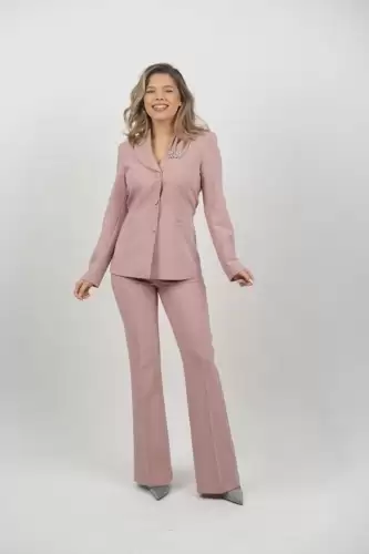 Compleu elegant roz pudra cu sacou cambrat si pantaloni evazati