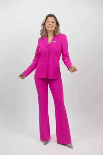 Compleu fucsia elegant format din sacou cambrat cu accesoriu si pantaloni evazati