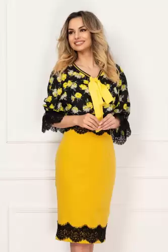 Fusta conica mustar cu aplicatii din dantela si talie inalta