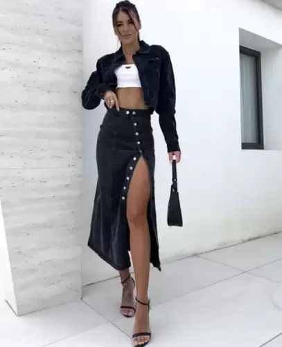 Fusta din blug neagra cu nasturi