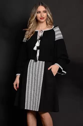 Fusta in clos din stofa cu broderie alba traditionala