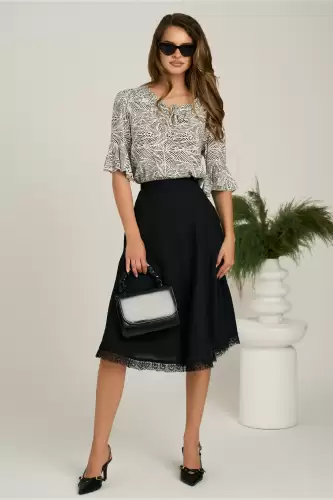 Fusta midi neagra din viscoza in clos cu dantela la baza