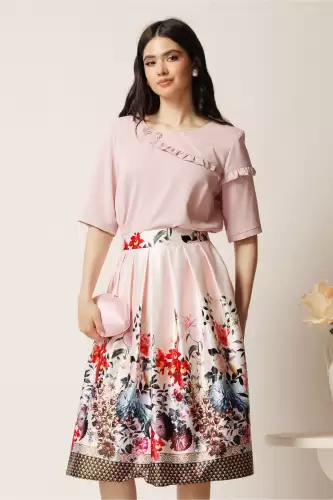 Fusta midi roz din tafta in clos cu flori la baza si pliuri