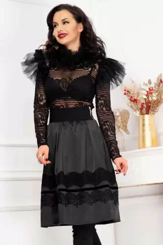 Fusta neagra din satin decorata cu dantela neagra