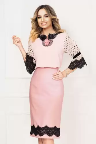 Fusta rose conica cu dantela neagra aplicata la terminatie