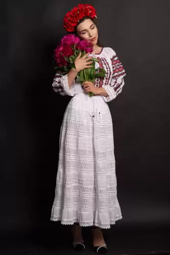 Fusta traditionala alba cu broderie din bumbac