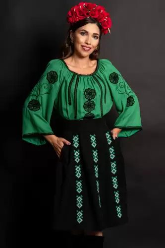 Fusta traditionala neagra in clos cu broderie verde si motivul rombului