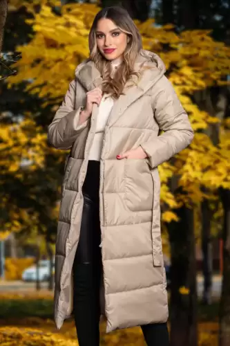 Geaca dama lunga matlasata crem cu gluga si cordon in talie