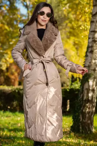 Geaca lunga camel cu guler din blana si model brodat